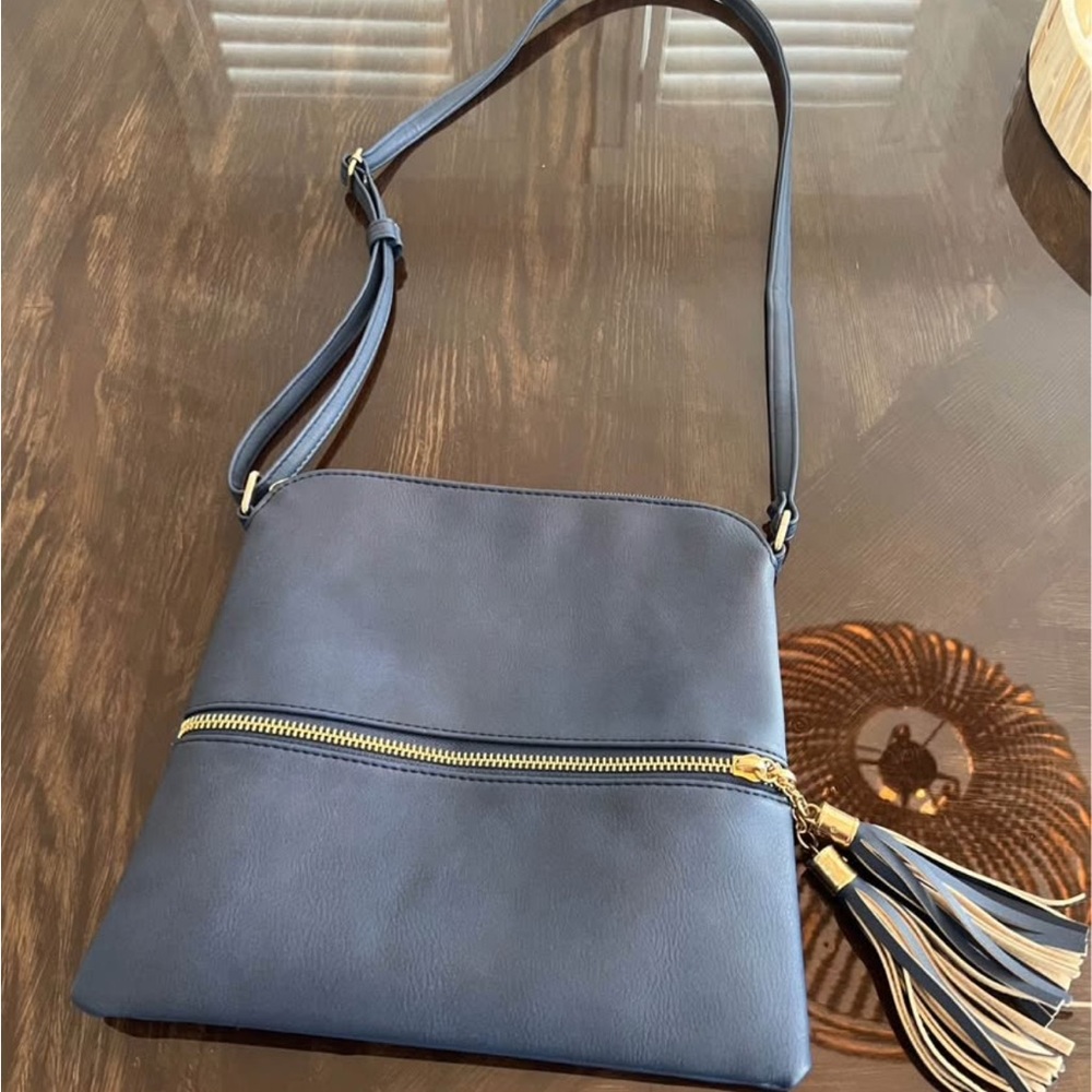 Elegant Blue Crossbody Bag with Minimalist Design